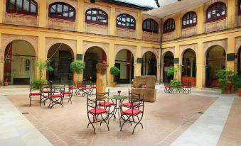 Alcazar de La Reina Hotel