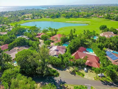 3 min from minitas beach and direct access to the golf camp... Hotels in 