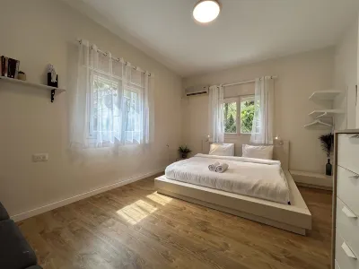 Amazing New Boutique Apartment with Balcony @ Carmel Center by Casa Carmel Hotéis em 