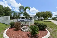 Charming Single Story Townhome close to beaches