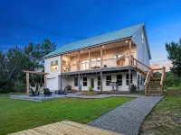 Bayside Retreat - 2250 sq ft Bay House w/dock, fire pit, & tons of amenities Hotels in Diamondhead