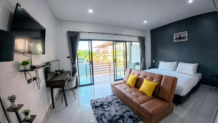 ห้องมาตรฐานเตียงใหญ่พร้อมระเบียงและวิวสวน