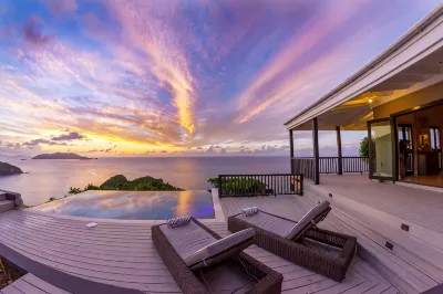 Stylish, Secluded Villa with Pool, Hot tub and Stunning Views Ξενοδοχεία στην πόλη 