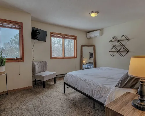 Breezy Hills - Unit 2; Lake Bemidji, King Bed, Kayaks, PB Trail Private Access Hotels in Bemidji