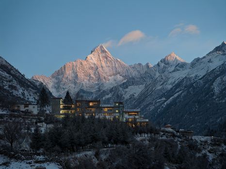 Siguniang Mountain Yangwangxingkong Snow Mountain Hotel[The best spot to view snow-capped mountains]