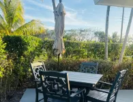Generator, Golf cart avail., 2 BR beach villa in Treasure, WiFi, washer & dryer  호텔