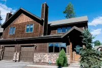Summer Escape or Winter Wonderland. Private Hottub, 1 mi from downtown Whitefish