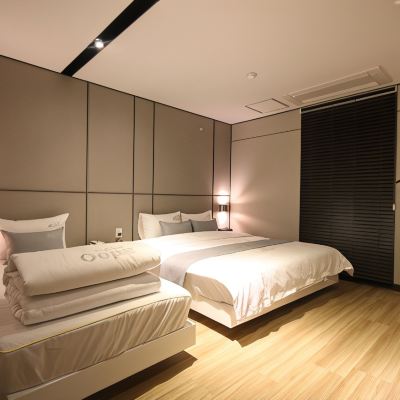 스페셜 트윈 (더블 침대 + 싱글 침대)
