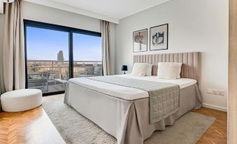 Phaedrus Living: Luxury City Center Penthouse