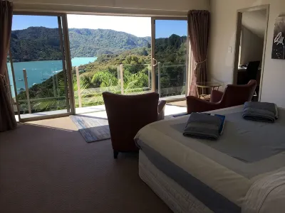 Incredible harbour views, secluded four bedroom character villa, private drive فنادق في 