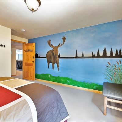 Design Double Room, 1 Queen Bed, Shared Bathroom (Moose)