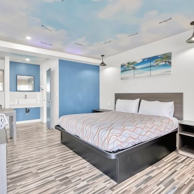 King Room Tradewinds Motel Promo Code