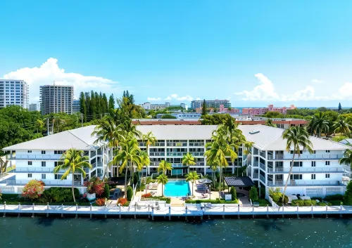 Boca Waterfront • Watch the Boats • Pool & Gym