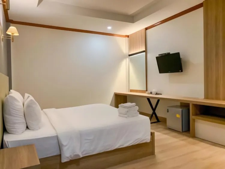 ห้องดีลักซ์ เตียงใหญ่ พร้อมวิวสวน