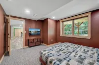 NEW 4-bedroom home, private, hot tub, fenced yard, pet friendly