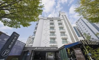 White Tourist Hotel - Housity
