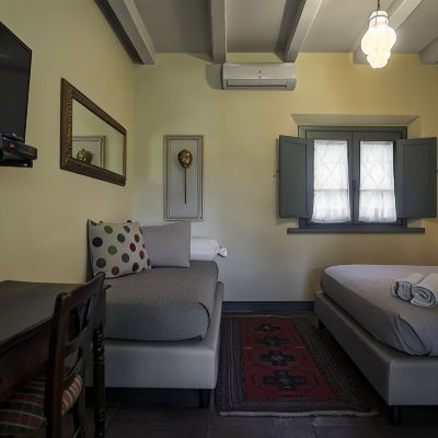 Classic Double Room, 1 Queen Bed, Hill View, Courtyard Area