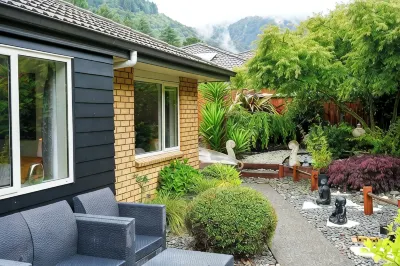 Only 4 km to Town. Beautiful Inside & Out, Relaxing,Tranquil, Great Home for All Hotel di 