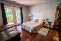 The Grand Hamilton Retreat ~ Lake Front ~ Sleeps 15 ~ Memories Included