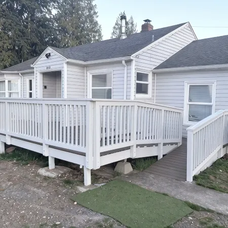 Beautiful, quiet and secured two bedroom house Отели в г. Эверетт