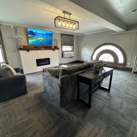 Historic Downtown Apt Steps from Eateries & Wvu