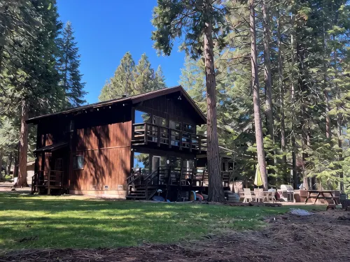 Vintage 4-bedroom cabin in Lake Almanor West with WiFi