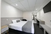 Chalet Motor Inn Hotels in 