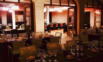 Hotel Cienbalcones - Housity