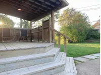 Perfect for large groups, lots of parking, 5BRs, Game Room, Fast Wifi Hotels in Kitchener