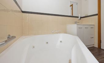 Kitty's Cottages - Managed by Big4 Strahan Holiday Retreat - Housity