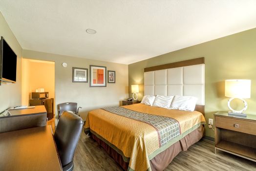 Deluxe Inn & Suites by OYO Miami OK