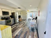 Charming 2-bedroom waterfront townhome with WiFi, AC Hot Tub and dock Hotele w: Matlacha
