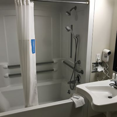 Queen Room - Disability Access with Bathtub - Non-Smoking