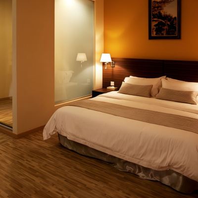 Superior King Bed Room with No Window Kupon Pinetree Hotel