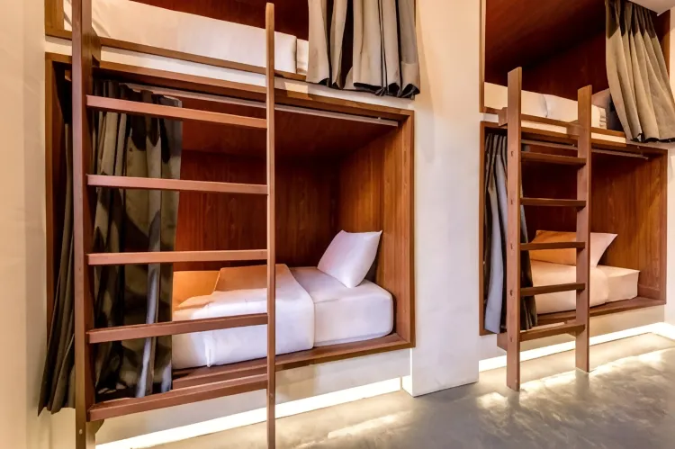 เตียงในหอพักรวมชายหญิง 6 เตียง