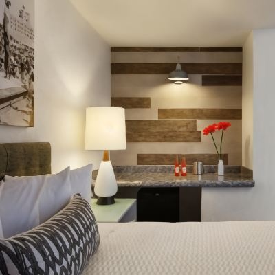Deluxe Queen Room Inn at Venice Beach Promo Code