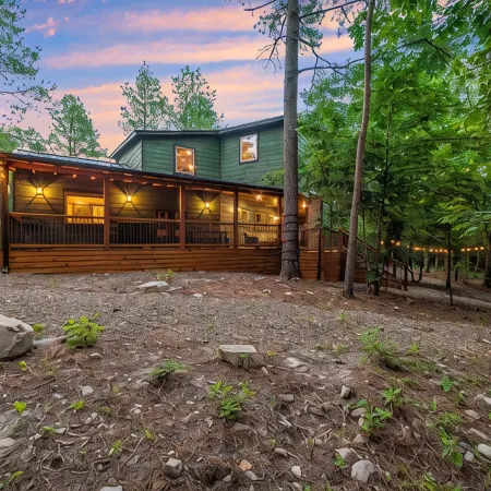 Luxury Cabin with Rustic Charm and Modern Amenities in Broken Bow, Oklahoma. Отели в г. Брокен Боу