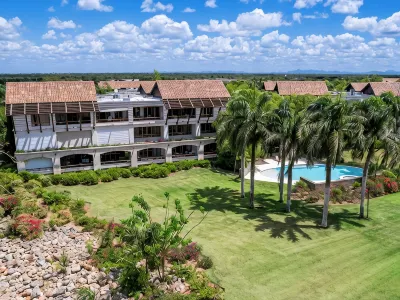 Elegant penthouse w/ stunning view over Dye Fore Golf & close to Altos de Chavón Hoteles en 