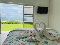 Amazing Hilltop Beach House - Ocean & Mountain Views! Hotele w: 