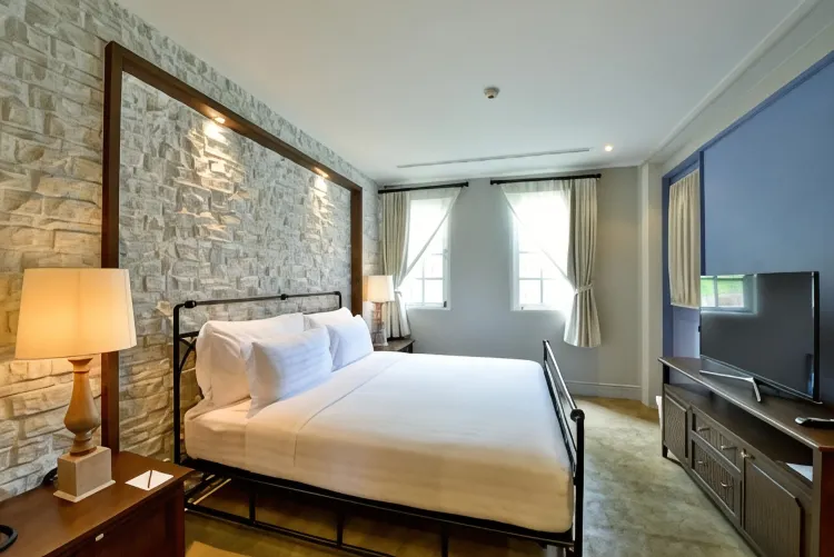 Deluxe Upon Thames Room 1 King bed