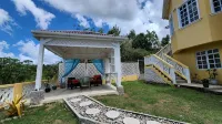 Perfect  getaway with amazing sunsets, 5 min walk from the Beach. Pet friendly!  호텔