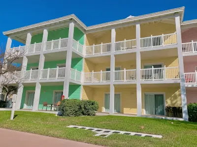 Sunsets In Paradise, third floor condo with breathtaking sunsets and ocean views โรงแรมใน