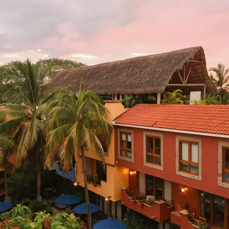 Casa Lotería -Pueblito Sayulita- Colorful, Family and Relax Experience with Private Parking and Pool