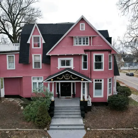 Valentine Suite / 1BD/1BA Apt in Holiday House