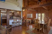 Stunning Beach House with ocean views and 5 minute walk to private beach! 住宿飯店