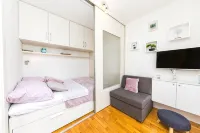 Spacious Studio with Balcony, Close to the Znjan Beach