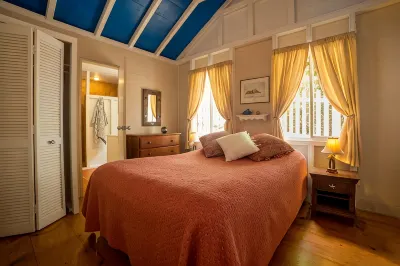 Flamboyant Cottage - Spectacular View & Pool Hotels in 