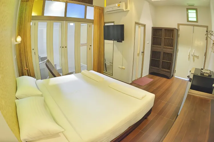 ห้องดีลักซ์ เตียงใหญ่ 1 เตียง