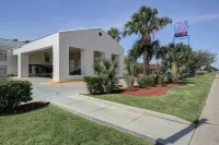 Motel 6 Laredo, TX - North I-35
