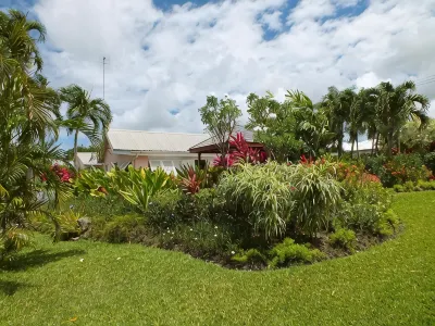 Delightful garden cottage, realistically priced, near to Gibbs / Mullins beaches Hotels in 